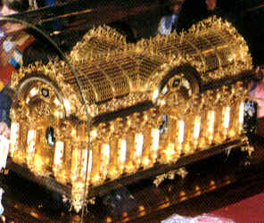 Urna con las reliquias de Santa Teresita de Lisieux
